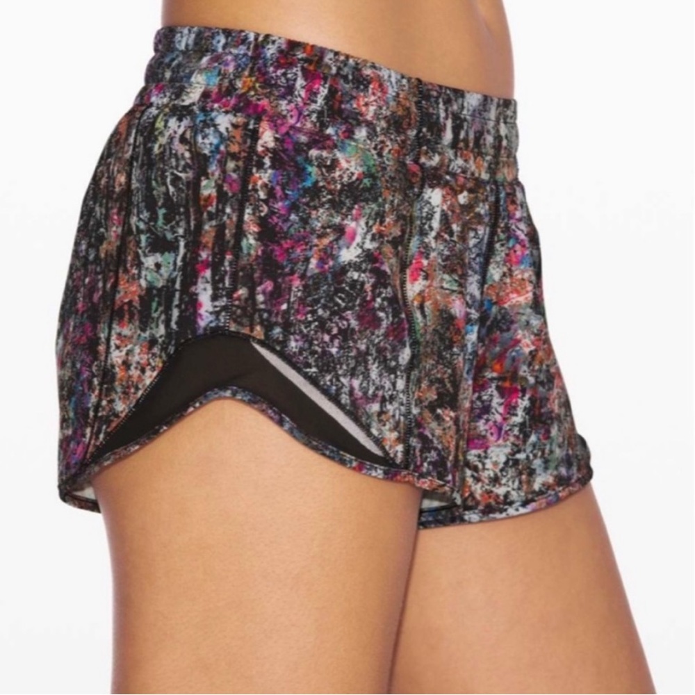 Lululemon Hotty Hot Short II 2.5" Vitalize Multi Black Size 12 Gym Train Shorts